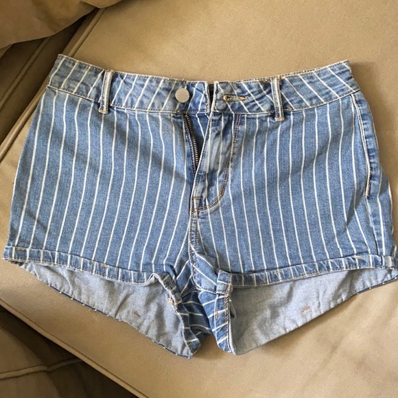 High waisted striped Kendall and Kylie shorts - Picture 3 of 5